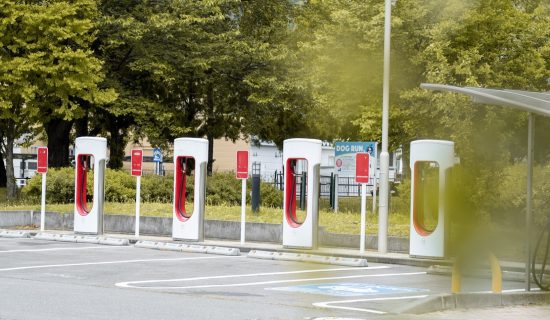 電気自動車充電スタンド